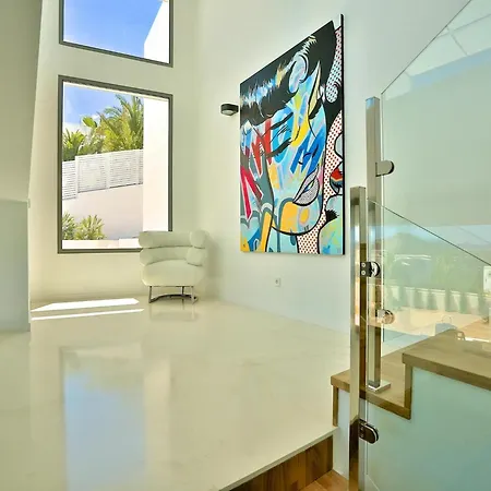 Modern With Vast Terracing וילה *