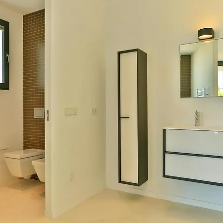 Modern With Vast Terracing וילה *