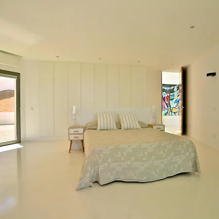 וילה Modern With Vast Terracing *